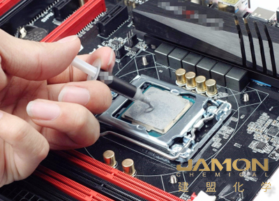  散热膏，作为电子设备中不可或缺的热管理材料，广泛应用于CPU、GPU和其他高性能元件的散热系统中。其主要作用是填充散热器和电子元件之间的微小空隙，从而提高热量的传导效率，避免设备因过热而导致性能下降或损坏。散热膏的热导率是其性能的关键指标之一，通常较高的热导率意味着更好的散热效果。