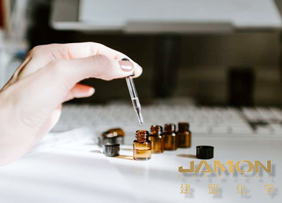  水性硅烷偶联剂在现代材料科学中发挥着重要作用，特别是在提高材料的耐候性方面。耐候性是指材料在长时间暴露于自然环境（如紫外线、雨水、空气污染等）中的抗老化和耐损耗能力。随着环保法规的日益严格，水性硅烷偶联剂逐渐成为了提升材料耐候性的关键助剂。